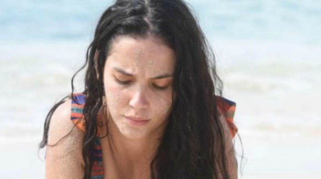 Isola dei Famosi 2018: Paola teme che il bacio con Francesco abbia destabilizzato gli altri naufraghi