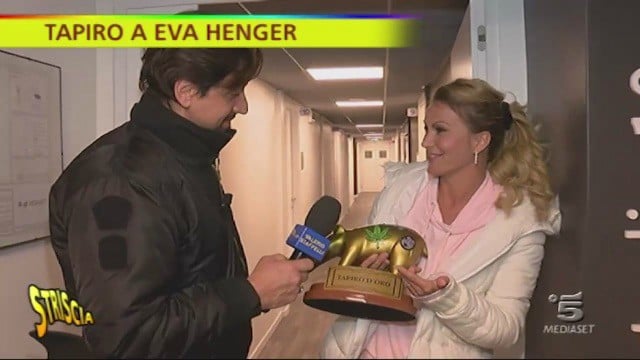 Caso droga sull'Isola dei Famosi: Eva Henger, il tapiro e nuove rivelazioni Caso droga sull'Isola dei Famosi: Eva Henger, il tapiro e nuove rivelazioni