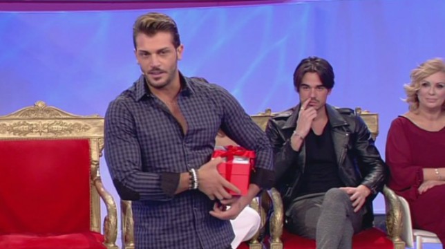Uomini e Donne, oggi, martedì 7 febbraio, trono classico: Mariano e il video per Valentina Dallari