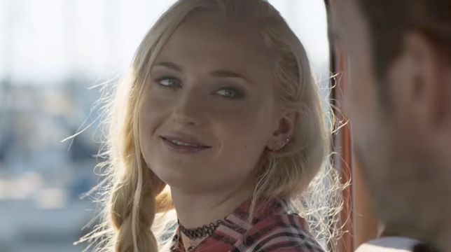 Sophie Turner del Trono di Spade in versione bionda e tatuata