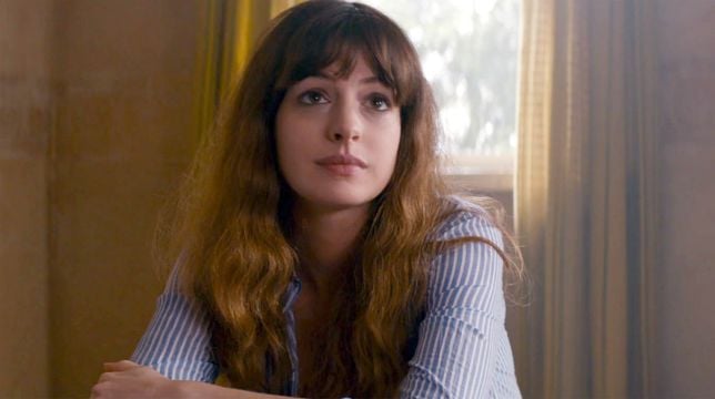 Anne Hathaway nei panni di una giornalista in The Last Thing He Wanted