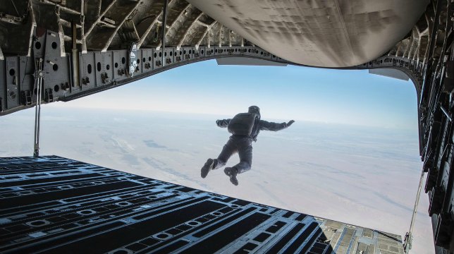 Mission: Impossible 6: Tom Cruise pubblica una foto in cui si lancia da un aereo