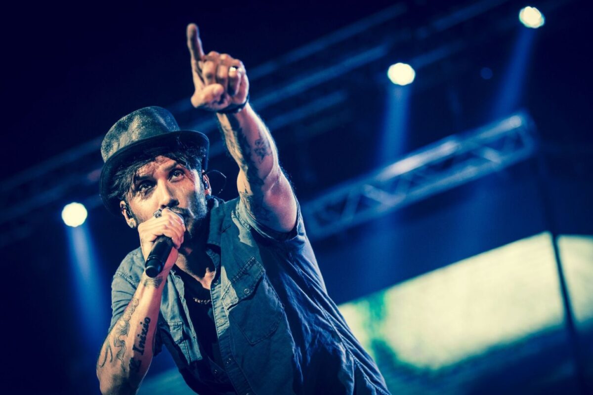 Fabrizio Moro: dopo la vittoria a Sanremo 2018 annuncia un tour in tutta Italia