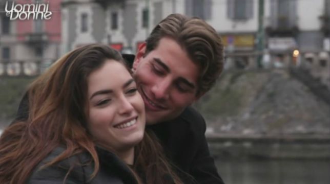 Uomini e Donne, oggi, lunedì 9 aprile, colpi di scena: Nilufar bacia Nicolò e Sara bacia Luigi