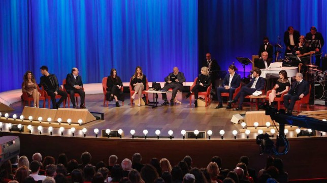 Maurizio Costanzo Show, stasera 12 aprile 2018: ospiti Marrone, Lucarelli, Magalli