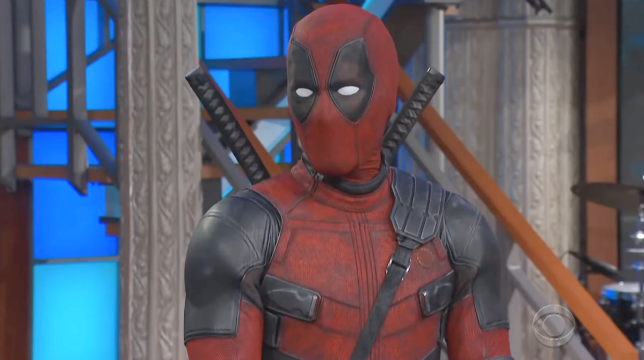 Deadpool irrompe in un talk show e parla male di Ryan Reynolds