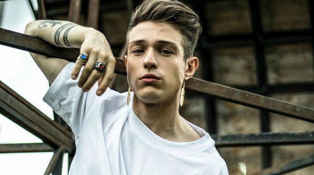 Amici 17: Irama registra il sold out del ‘Plume Tour’, il suo album conquista il disco d’oro