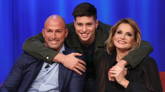 Ferito il figlio di Stefano Bettarini e Simona Ventura, le parole della presentatrice: "Niccolò si sta riprendendo, è vivo per miracolo" Ferito il figlio di Stefano Bettarini e Simona Ventura, le parole della presentatrice: "Niccolò si sta riprendendo, è vivo per miracolo"