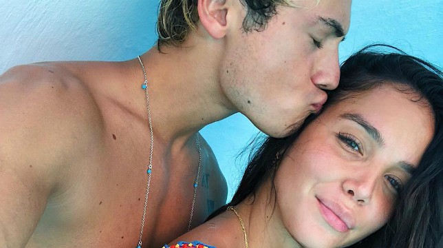 Paola Di Benedetto e Federico Rossi, il cantante del duo Benji e Fede, in vacanza insieme a Santorini