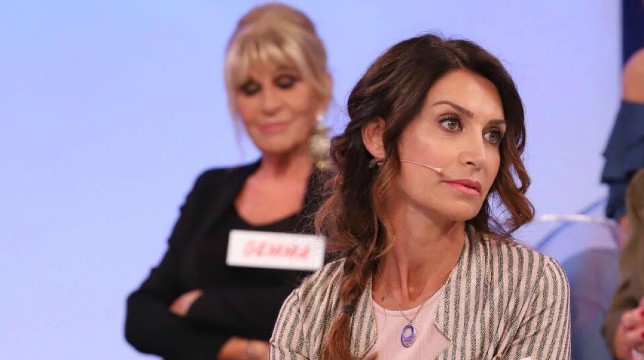 Uomini e Donne in onda oggi, martedì 9 ottobre, il trono over: rissa in studio tra Barbara De Santi e Caterina