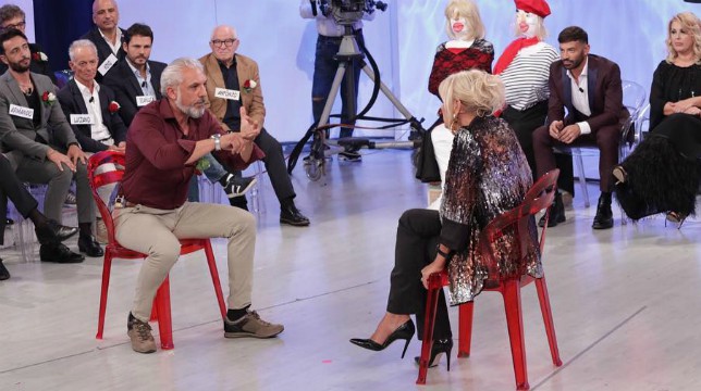 Uomini e Donne in onda oggi, lunedì 19 novembre, il trono over: duro scontro tra Gemma e Rocco
