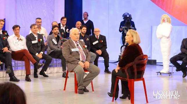 Uomini e Donne, trono over: oggi, mercoledì 28 novembre, tutti contro la signora Angela