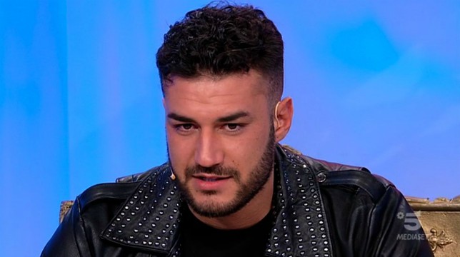 Uomini e Donne, trono classico: Lorenzo bacia Giulia e Claudia va in esterna con Ivan