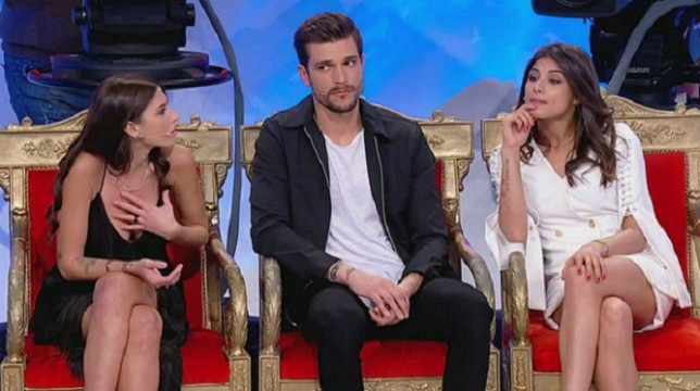 Uomini e Donne, trono classico: oggi, venerdì 19 aprile, Angela in lacrime per colpa di Giulia