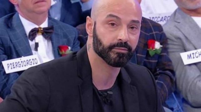 Uomini e Donne, Fabrizio Cilli smascherato e cacciato dal programma: il corteggiatore di Gemma Galgani è fidanzato