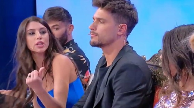 Uomini e Donne, trono classico: volano parole pesanti tra Giulia Cavaglia e Angela Nasti