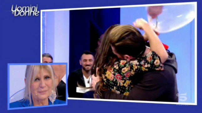 Uomini e Donne, trono over: accesa discussione tra Michele e Armando. Jara e Nicola annunciano l’arrivo di un figlio