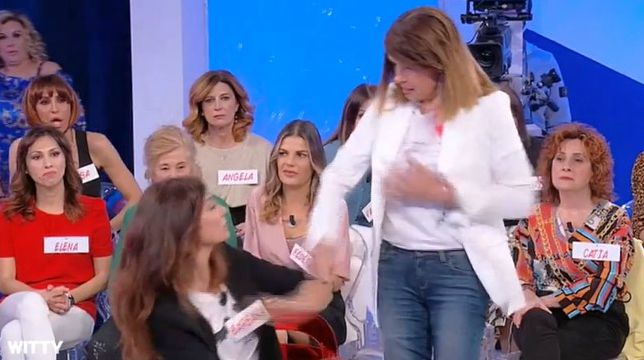 Uomini e Donne, trono over: scoppia la rissa tra Simona e Barbara