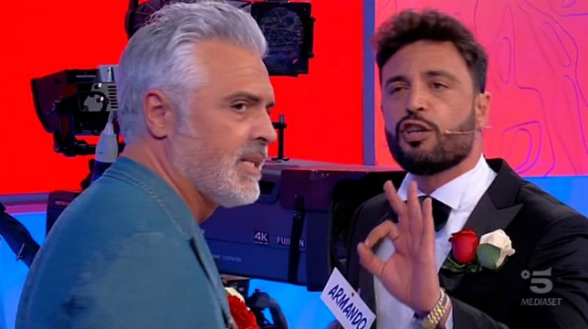 Uomini e Donne, trono over, è scontro tra Armando e Michele: “Sei un uomo vergognoso!”