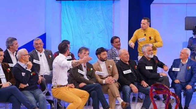 Uomini e Donne, trono over: un cavaliere si finge etero per restare nel programma