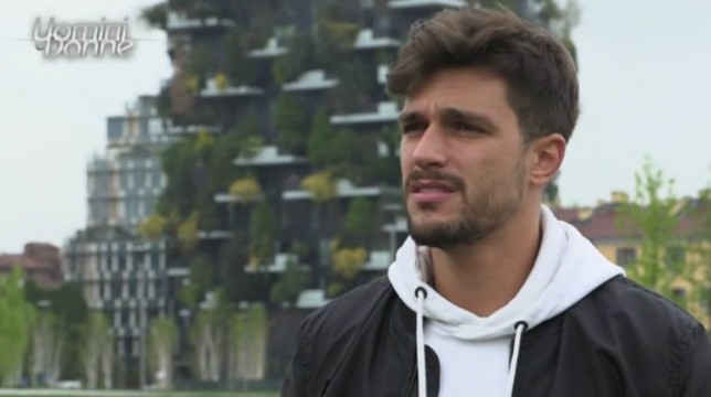 Uomini e Donne, trono classico: Andrea Zelletta continua a baciare tutte le corteggiatrici