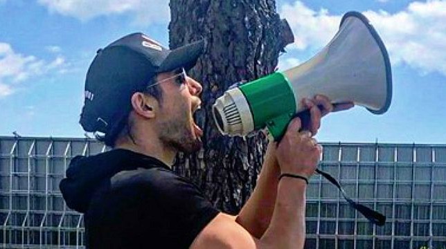 Grande Fratello: Luca Onestini fuori dalla casa con il megafono per Gianmarco, video