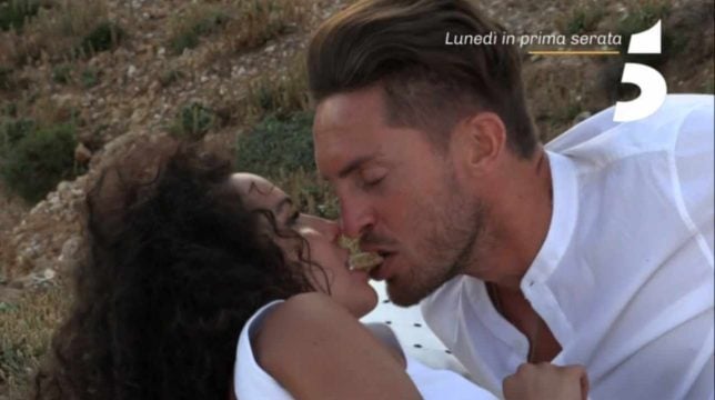 Temptation Island, anticipazioni quinta puntata: Nicola e la tentatrice si baciano, ultimo falò per le coppie