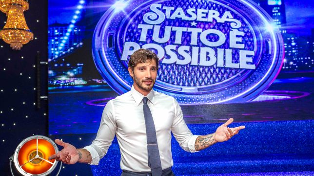 Stasera tutto è possibile: Stefano De Martino presenta stasera la quinta edizione del comedy show su Rai2