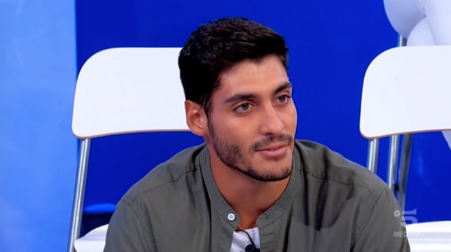 Uomini e Donne oggi il trono classico: Maria De Filippi smaschera Javier, Sara in lacrime