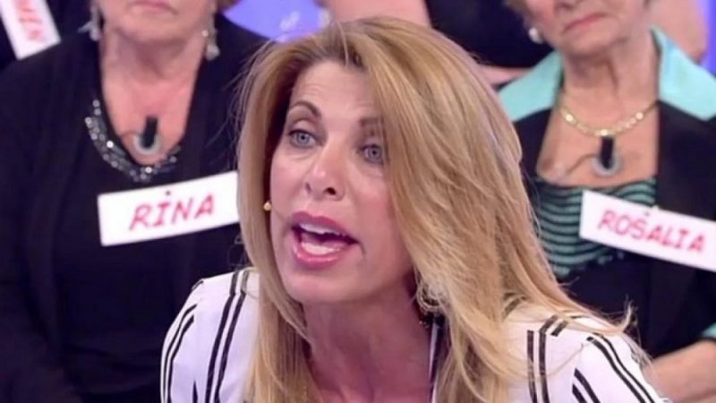 Galleria foto 'Uomini e Donne, oggi trono over: scontro tra Anna e Gemma, un retroscena su Giorgio' - foto 1