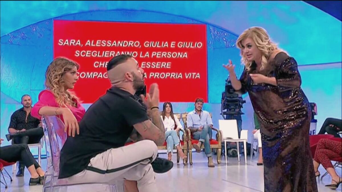 Uomini e Donne: Er Faina ancora contro Tina Cipollari, le foto della chat con il figlio dell’opinionista