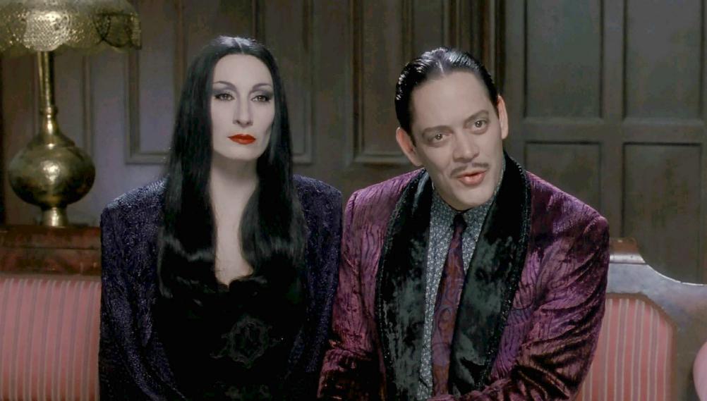 La famiglia Addams: il film con Raul Julia stasera su Paramount Channel