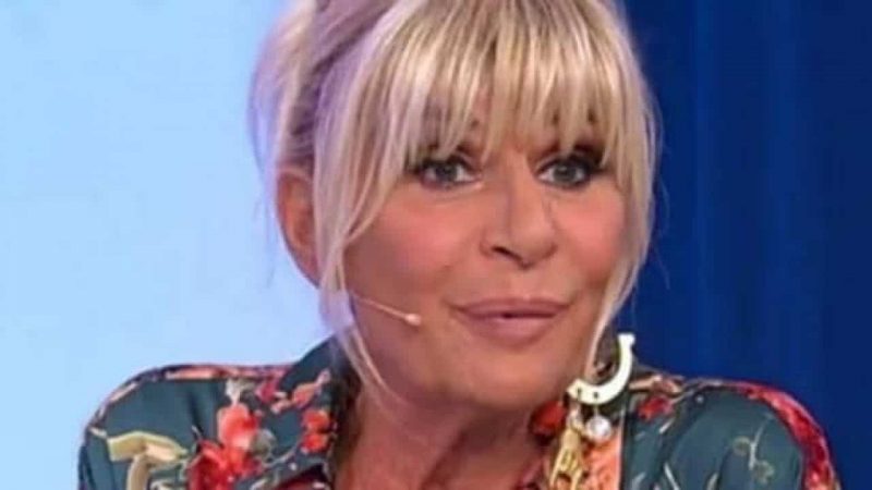 Galleria foto 'Uomini e Donne, Tina Cipollari su Gemma: “Fa di tutto per avere un contatto fisico”' - foto 2