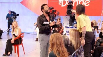 Uomini e Donne, oggi il trono over: lo studio in preda al caos tra scottanti rivelazioni e furiose discussioni Uomini e Donne, oggi il trono over: lo studio in preda al caos tra scottanti rivelazioni e furiose discussioni