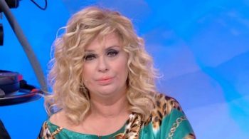 Uomini e Donne, Tina Cipollari su Gemma: "Fa di tutto per avere un contatto fisico" Uomini e Donne, Tina Cipollari su Gemma: "Fa di tutto per avere un contatto fisico"