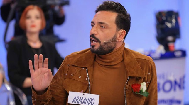 Uomini e Donne oggi il trono over: scontro tra Armando e Juan Luis, caos in studio