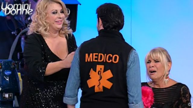 Galleria foto 'Uomini e Donne, Trono Over in onda oggi: Gemma accusa un malore durante la sfilata' - foto 2