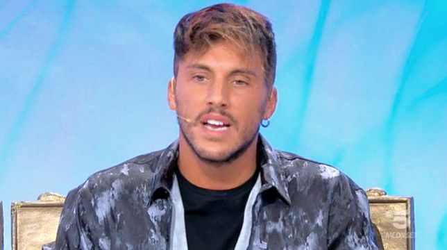 Uomini e Donne, Trono Classico in onda oggi: Giovanna furiosa con Giulio, lite tra Lorenzo e Carlo