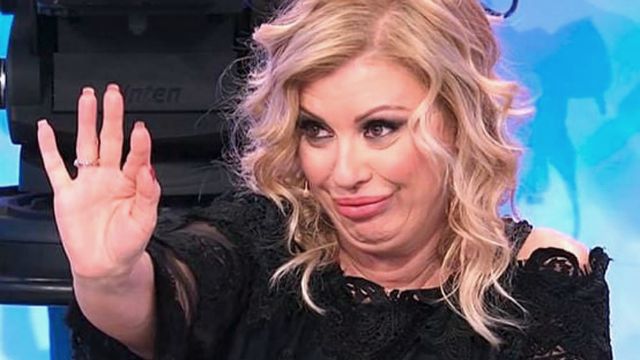 Galleria foto 'Uomini e Donne, Maurizio Costanzo su Tina Cipollari: “Fa il suo gioco e si diverte”' - foto 2