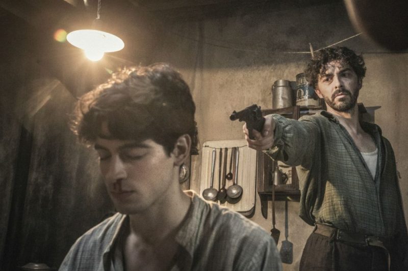 Galleria foto 'La Guerra è Finita: l’Ultima Puntata della Fiction con Michele Riondino, stasera su Rai 1' - foto 1