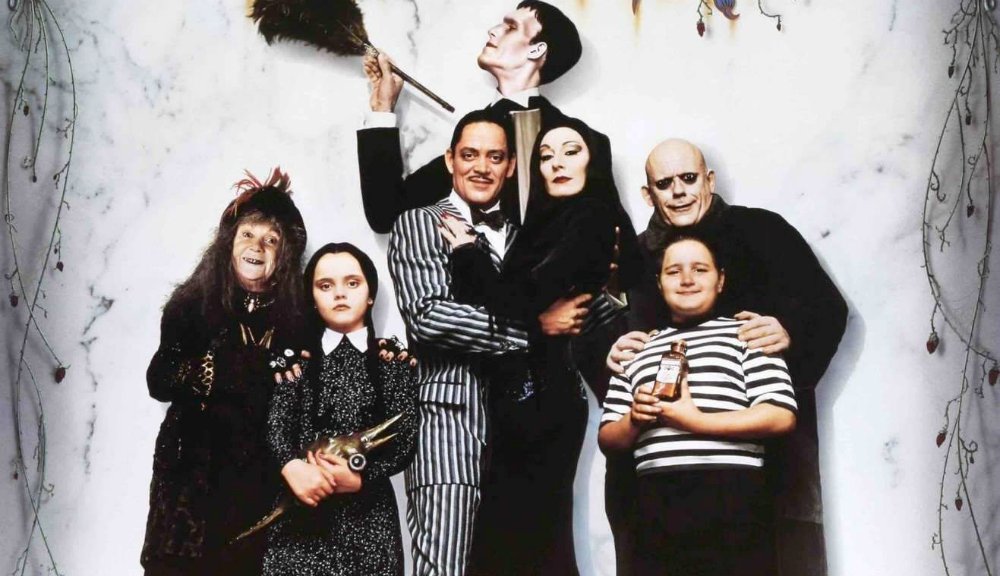 La famiglia Addams: il film con Raul Julia stasera su Paramount Channel