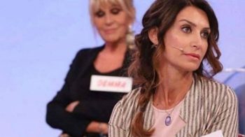 Uomini e Donne, oggi in onda il trono over: Gianni Sperti smaschera Barbara De Santi Uomini e Donne, oggi in onda il trono over: Gianni Sperti smaschera Barbara De Santi