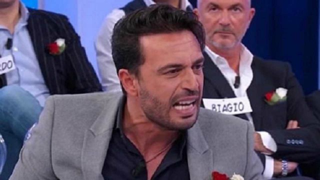 Galleria foto 'Uomini e Donne anticipazioni trono over: Maria De Filippi sbotta contro Armando Incarnato. In studio Ida Platano e Riccardo Guarnieri' - foto 1