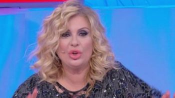 Uomini e Donne, oggi il trono over: l'intervento di Tina Cipollari, Barbara De Santi fortemente criticata Uomini e Donne, oggi il trono over: l'intervento di Tina Cipollari, Barbara De Santi fortemente criticata