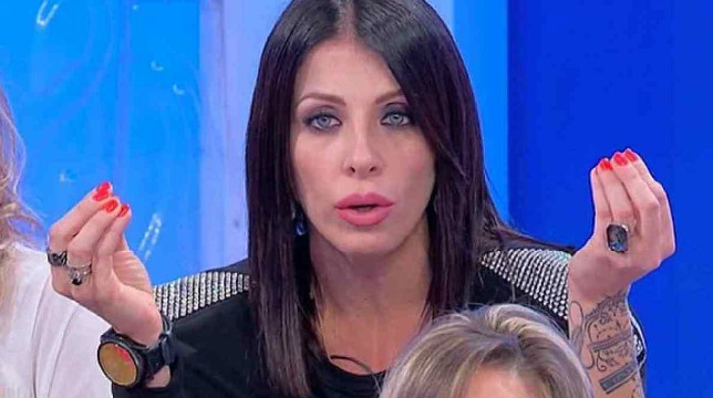 Uomini e Donne, oggi il trono over: in studio, accese polemiche e discussioni