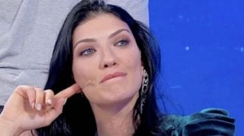 Uomini e Donne, le anticipazioni del trono classico: Giovanna bacia Sammy. Aspri scontri tra Daniele e Gianni Sperti Uomini e Donne, le anticipazioni del trono classico: Giovanna bacia Sammy. Aspri scontri tra Daniele e Gianni Sperti