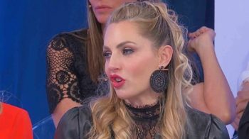 Uomini e Donne, oggi il trono over: in studio arriva una segnalazione inaspettata! Uomini e Donne, oggi il trono over: in studio arriva una segnalazione inaspettata!