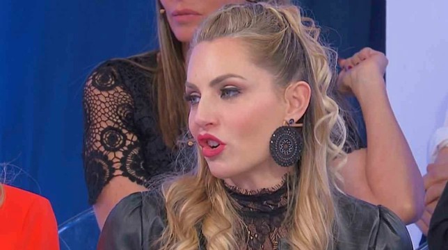 Uomini e Donne, oggi il trono over: in studio arriva una segnalazione inaspettata!