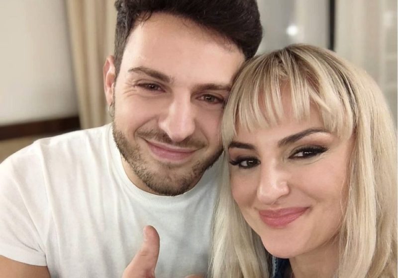 Galleria foto 'Arisa, bacio con Vito Coppola: “Siamo in una relazione profonda e intima”' - foto 1