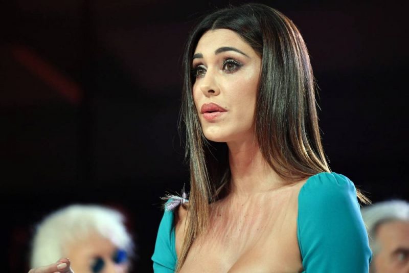 Galleria foto 'Belen Rodriguez sommersa di critiche per la foto col pancione: “Ritocca meglio”' - foto 1